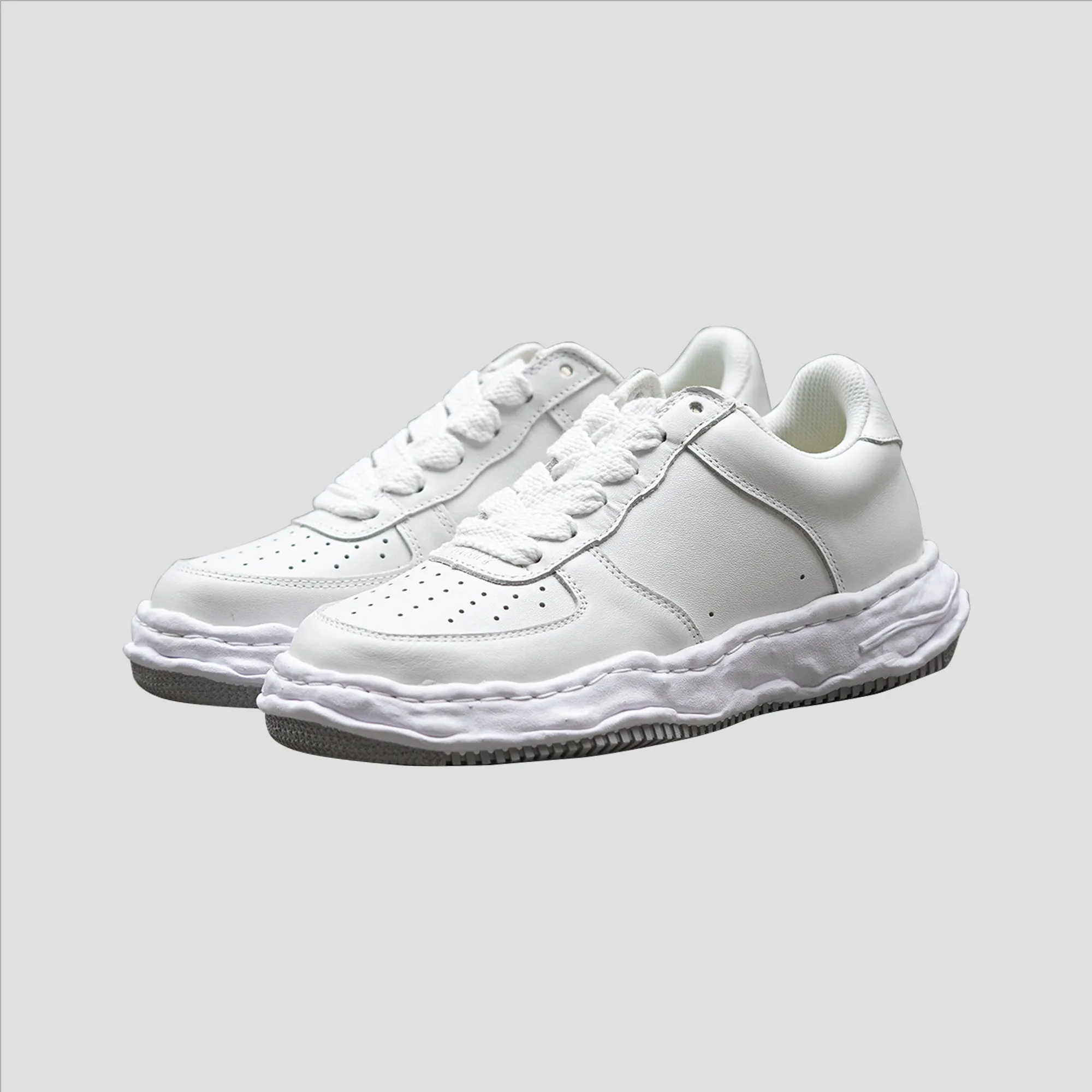WAYNE LOW TOP LEATHER SNEAKER
