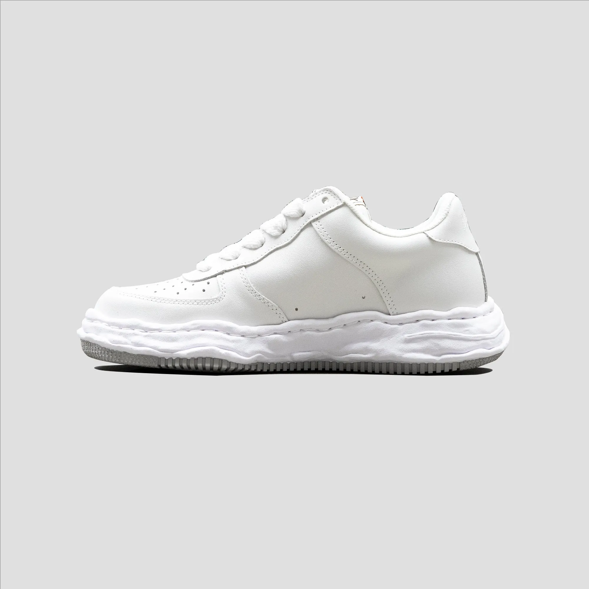 WAYNE LOW TOP LEATHER SNEAKER